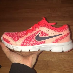 Women’s Nike Flex Experience Run 2 Size 6.5